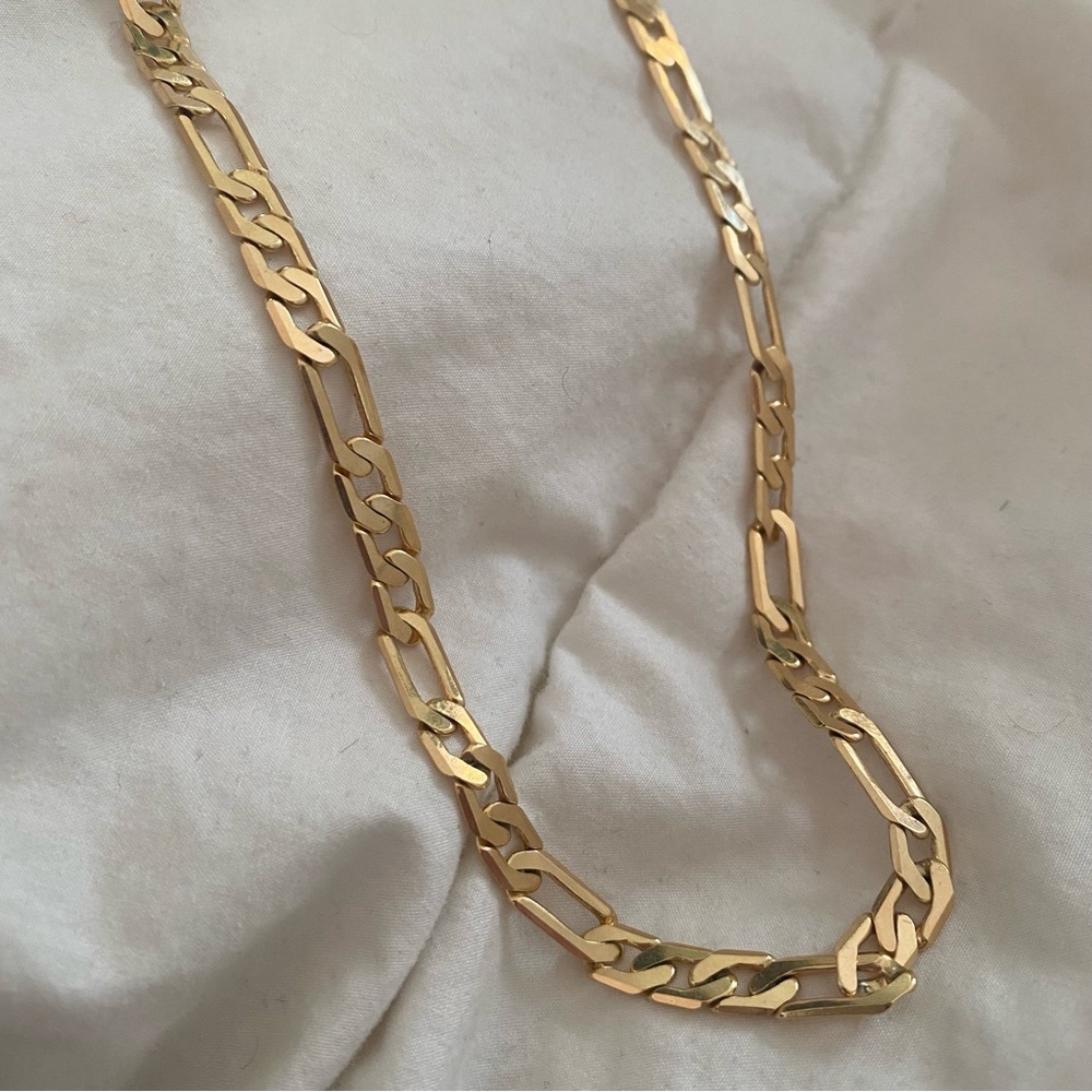 Gold Figaro chain necklace 💕